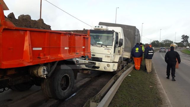 Quitaron el camión empantanado de la Avenida de la Constitución