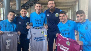 Gio Lo Celso, Alejo Veliz, Angel Di María, Jorge Broun, Lautaro Blanco y Facundo Buonanotte en el predio de Ezeiza.