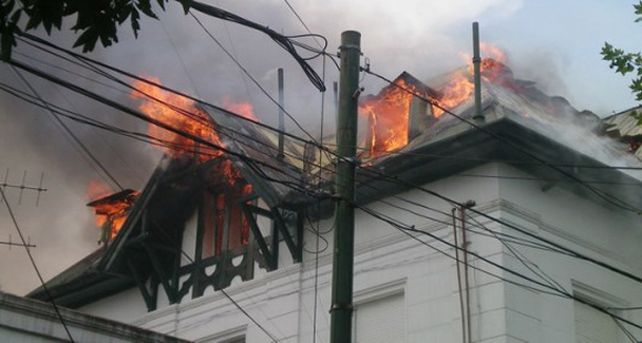 Un incendio destruy&oacute; parte del hospital Alvarez, en el porte&ntilde;o barrio de Flores