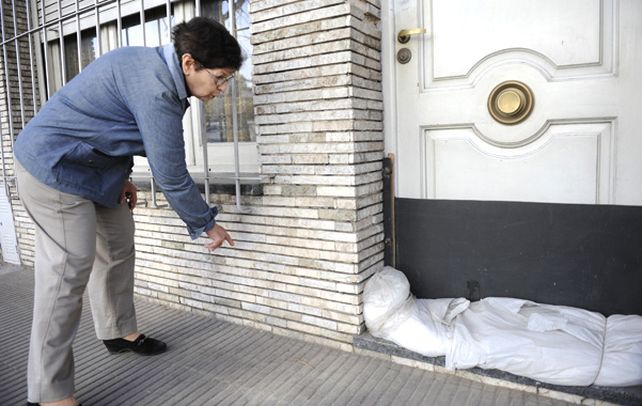 Hasta acá. Una vecina de San Juan al 3300 muestra hasta dónde le llega el agua cada vez que llueve. Por las dudas
