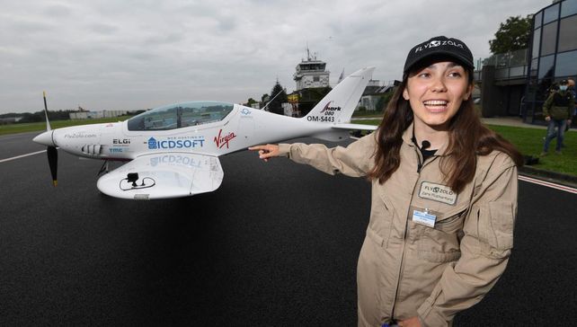 Una joven de 19 años inició la vuelta al mundo en un avión biplaza para ser Récord Guinness