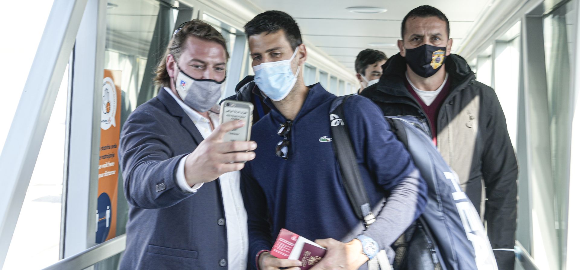 Un hombre se toma una selfie con el tenista serbio Novak Djokovic después de su llegada a Belgrado, Serbia, el lunes 17 de enero de 2022. Djokovic llegó a la capital serbia luego de ser deportado de Australia el domingo después de perder un intento de permanecer en el país para defender su título del Abierto de Australia a pesar de no estar vacunado contra COVID-19.