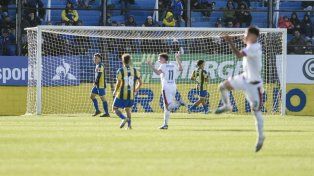 Los futbolistas de San Lorenzo celebran el gol de Romero, los de Central lo sufren y no lo pueden creer.