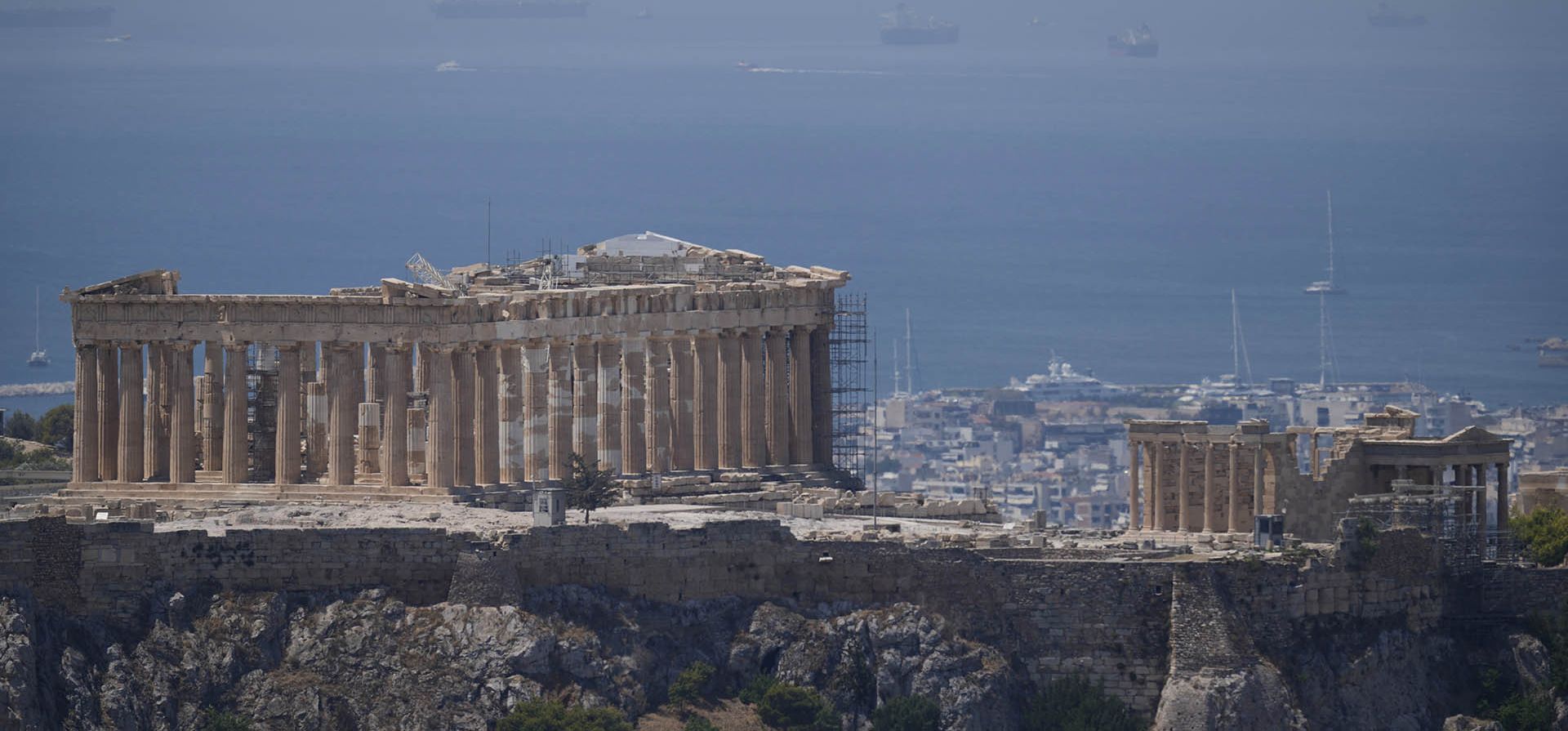 Vista general de la colina de la Acrópolis con el antiguo templo del Partenón, las autoridades cerraron el sitio durante la parte más calurosa del día en medio de una ola de calor en Atenas, el viernes 25 de julio de 2025. (Foto AP/Petros Giannakouris) Vista general de la colina de la Acrópolis con el antiguo templo del Partenón, las autoridades cerraron el sitio durante la parte más calurosa del día en medio de una ola de calor en Atenas, el viernes 25 de julio de 2025. (Foto AP/Petros Giannakouris)