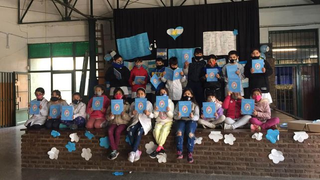 Chicas y chicos de la Escuela Nº 1.289 Río Paraná