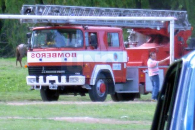 Reconquista: un borracho subió a una torre de iluminación y lo bajaron los bomberos