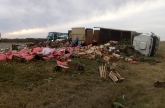 Vuelco en autopista Santa Fe - Rosario altura Maciel con desvío por ruta nacional 11