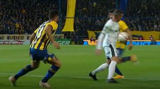 La pelota pega en el brazo de Malcorra. El árbitro Echenique consideró que fue casual.