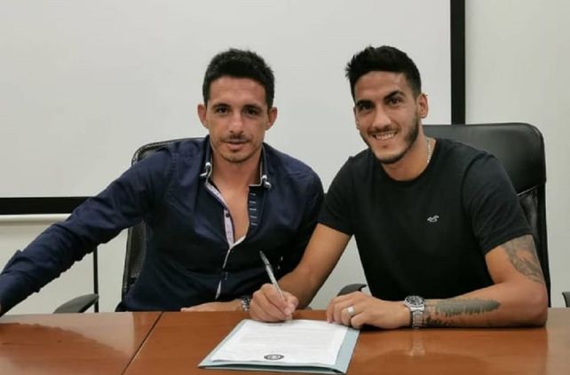 El oriundo de Seguí Nicolás Musso firmando contrato con su nuevo club