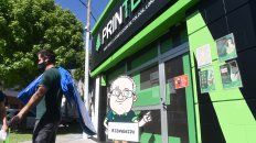 Un joven se llevaba este jueves la última pileta de lona que tenía en stock el distribuidor mayorista en Rosario de una reconocida marca. Un joven se llevaba este jueves la última pileta de lona que tenía en stock el distribuidor mayorista en Rosario de una reconocida marca.