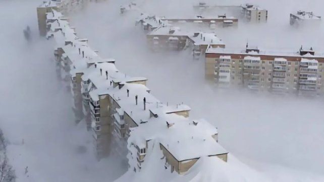Edificios quedaron sepultados haste el segundo piso bajo la nieve en la zona de Petropávlovsk de Kamchatka