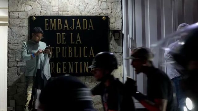 Los venezolanos asilados estuvieron más de un año en la Embajada argentina.