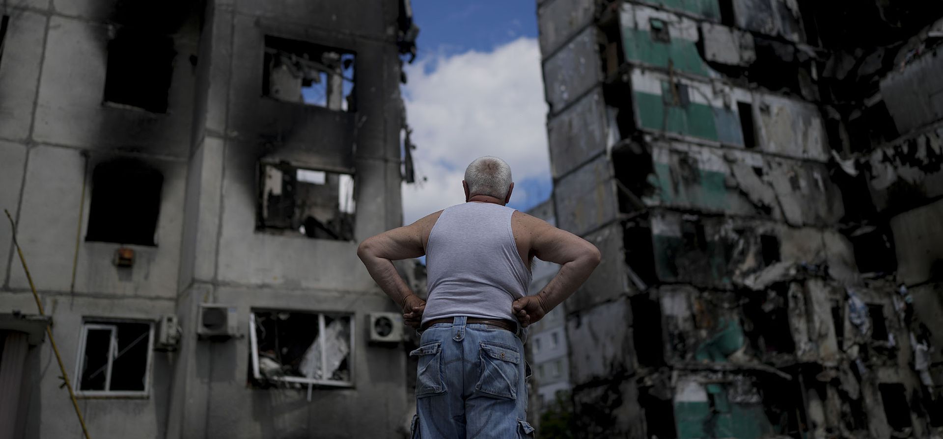 Un hombre mira los edificios destruidos durante los ataques rusos a Borodyanka en las afueras de Kyiv.