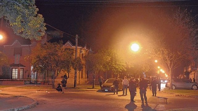 Equivocados. Las balas dieron en la casa de la izquierda y una sola en el auto de los Vienna