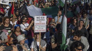 Dirigentes y militantes de organizaciones sociales y políticas reclamaron, en plaza de Mayo, el cese del genocidio del pueblo palestino en la Franja de Gaza