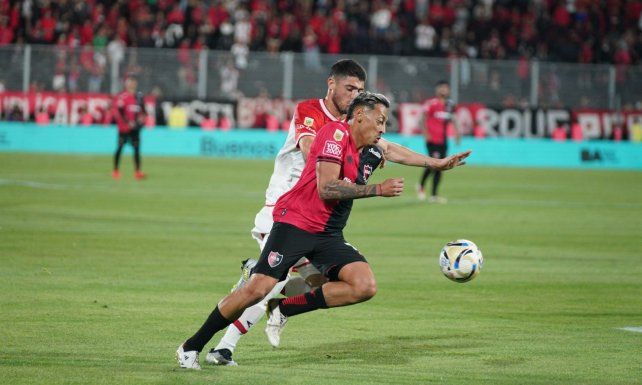 Luciano Herrera fue el protagonista de la jugada en la que Merlos sancionó penal a favor de Newells. el VAR dijo no.