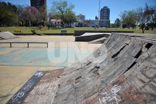 Así está la pista de skate hoy. Los vecinos y usuarios son los que piden que se recupere. Foto: J. M. Baialardo