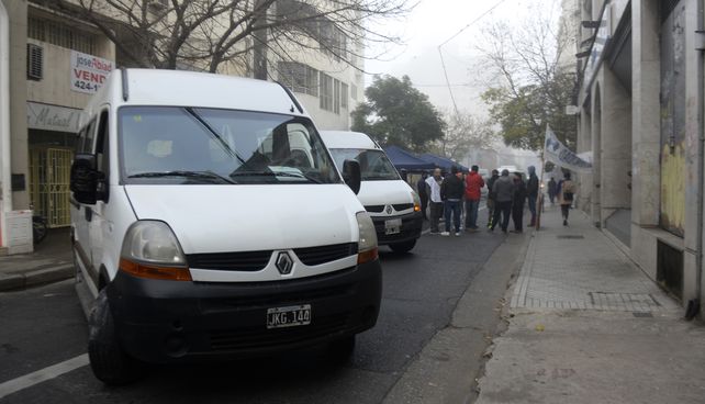 Manifestación de transportistas de personas con discapacidad frente al PAMI de San Lorenzo al 900