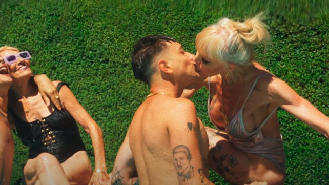 Adriana Aguirre y Paco Amoroso se besaron en el videoclip de Paga Dios