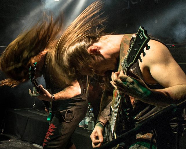 Bailar moviendo fuerte la cabeza como en el heavy metal perjudica la salud