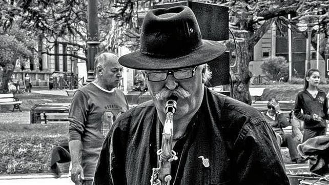 Dibujo Moreno cumple medio siglo de amistad con el saxo y el jazz