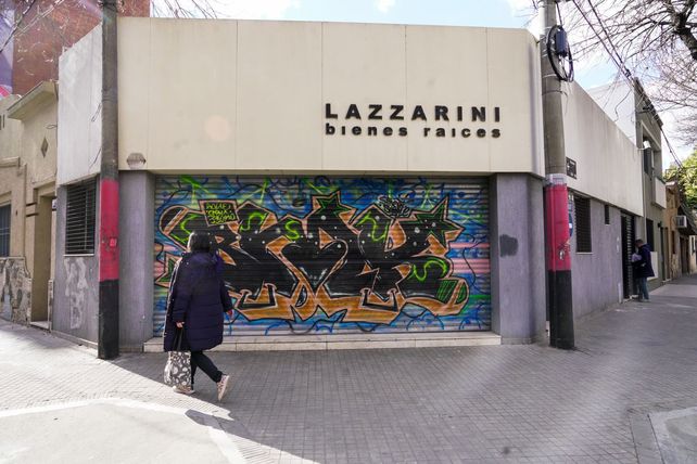 Los ladrones causaron destrozos en la inmobiliaria de barrio Abasto.