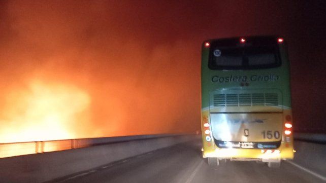 Así avanza el fuego en el enlace vial entre Rosario-Victoria