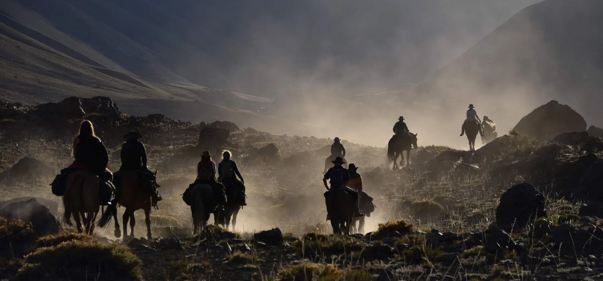 Un grupo de personas, incluidos familiares de pasajeros de un avión de la fuerza aérea uruguaya que se estrelló en las remotas montañas de los Andes, en la frontera con Chile, el 13 de octubre de 1972, con 45 personas a bordo, incluidos miembros de un equipo de rugby, cabalgaron hasta el lugar del accidente. Fotografía: Mariana Suárez/AFP/Getty Images Un grupo de personas, incluidos familiares de pasajeros de un avión de la fuerza aérea uruguaya que se estrelló en las remotas montañas de los Andes, en la frontera con Chile, el 13 de octubre de 1972, con 45 personas a bordo, incluidos miembros de un equipo de rugby, cabalgaron hasta el lugar del accidente. Fotografía: Mariana Suárez/AFP/Getty Images