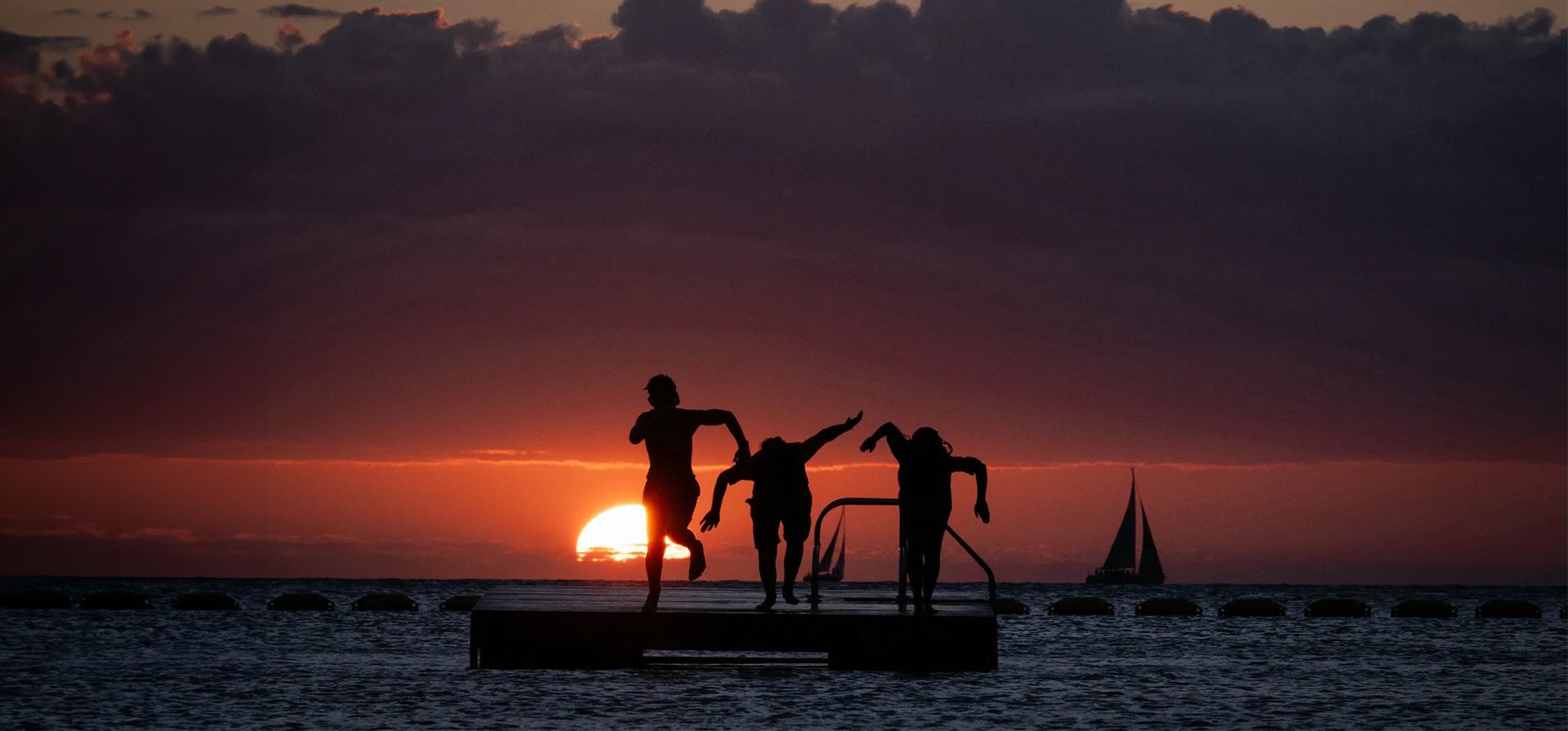 La gente se sumerge desde una plataforma en el mar al atardecer, Numea, Nueva Caledonia. Fotografía: Sébastien Bozon/AFP/Getty Images La gente se sumerge desde una plataforma en el mar al atardecer, Numea, Nueva Caledonia. Fotografía: Sébastien Bozon/AFP/Getty Images