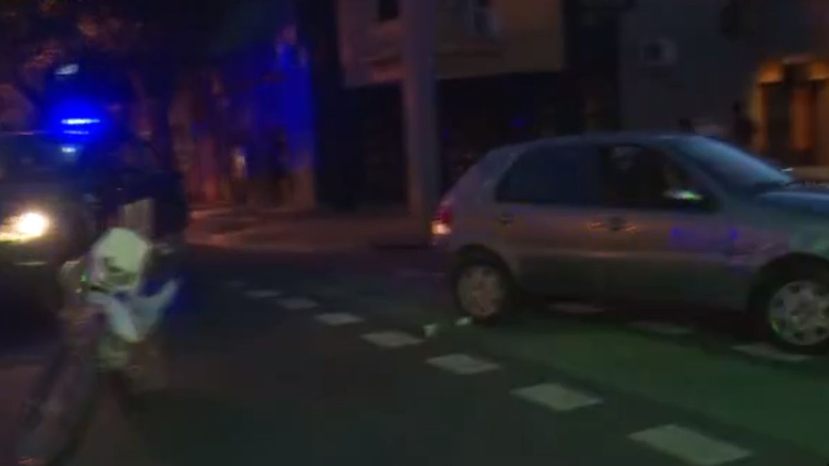 Impactante choque entre una moto y un auto en zona sur
