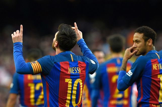 Festejo clásico. La Pulga anotó el segundo tanto para su equipo con complicidad del uno.