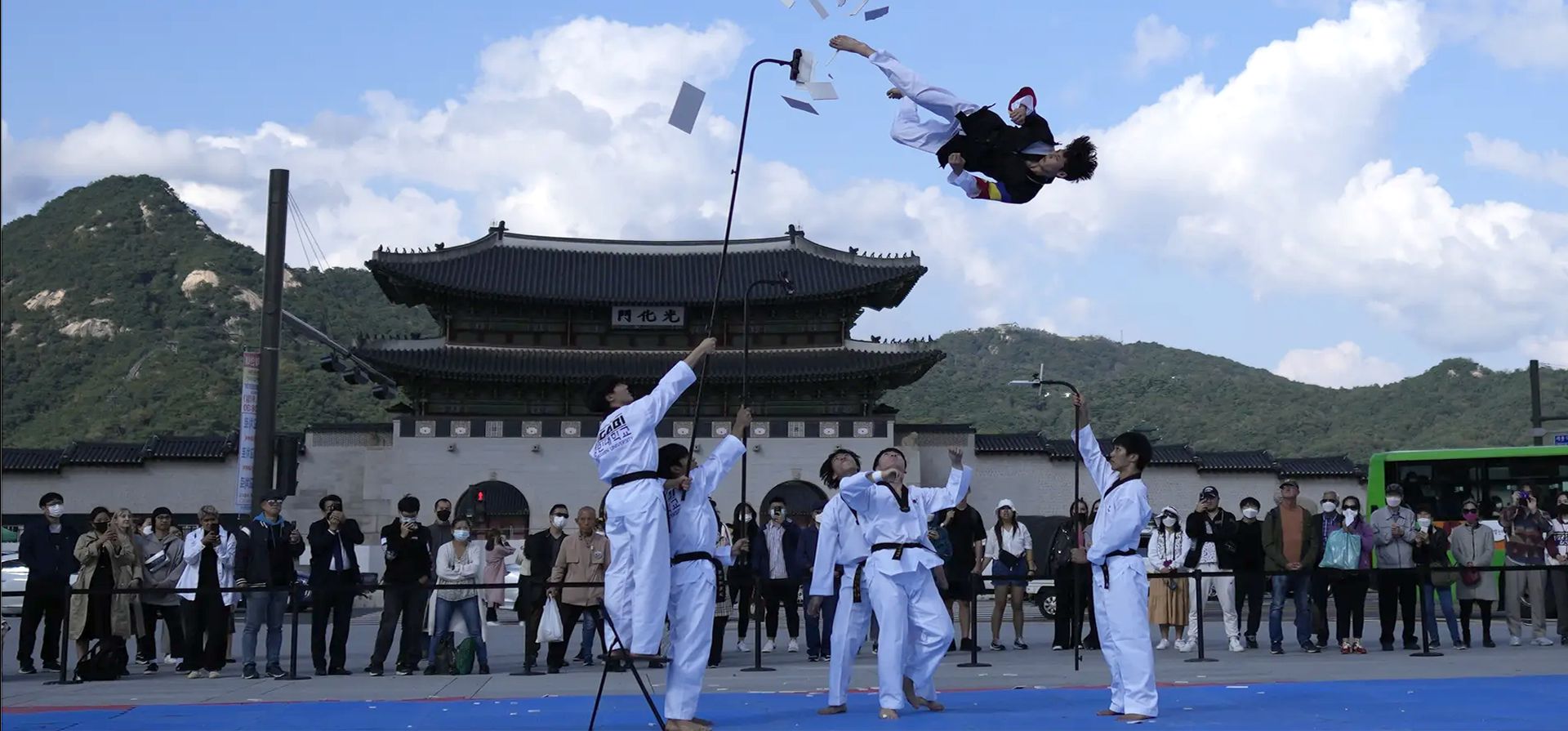 Seúl, Corea del Sur: Miembros de un equipo de demostración de taekwondo actúan en la ciudad. Fotografía: Lee Jin-man/AP