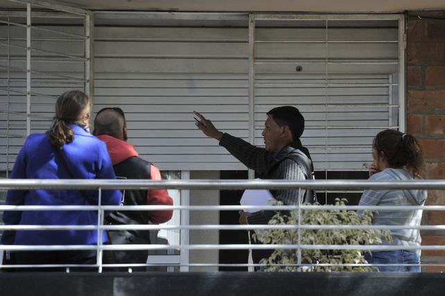 primer piso. Uno de los tiros perforó la persiana de un departamento.