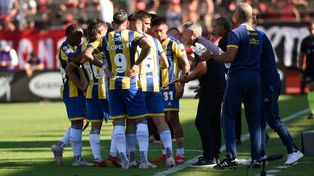 Ariel Holan les da indicaciones a sus jugadores en medio del clásico. Casi todos repiten.