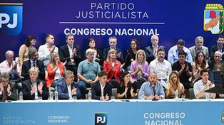 La cúpula del peronismo confluyó en el estadio cerrado de Ferro.