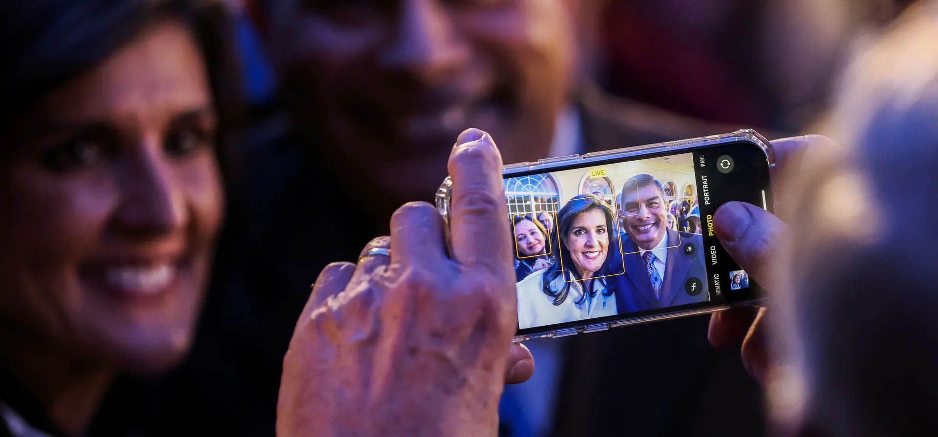 La candidata presidencial republicana Nikki Haley posa con un simpatizante durante un evento de campaña en Carolina del Sur, Rock Hill, Estados Unidos. Fotografía: Sam Wolfe/Reuters La candidata presidencial republicana Nikki Haley posa con un simpatizante durante un evento de campaña en Carolina del Sur, Rock Hill, Estados Unidos. Fotografía: Sam Wolfe/Reuters