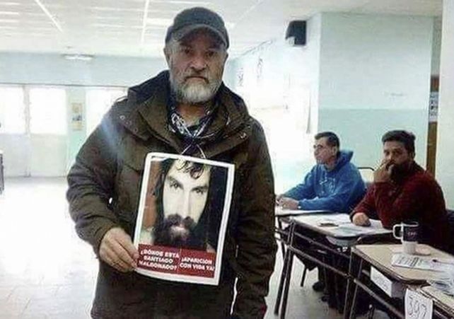 El hermano de Santiago concurrió el domingo a votar con una foto del joven muerto.