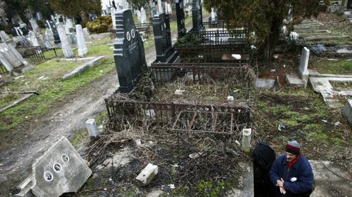 La inverosímil historia del hombre que vive entre los muertos y le teme a los vivos