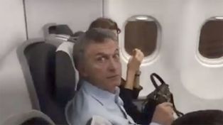 Mauricio Macri, al momento de ser increpado en el avión.&nbsp;