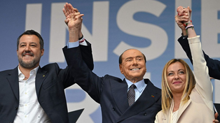 Salvini, Berlusconi y Meloni durante el acto de cierre de campaña en Roma. Esta coalición supera a la centroizquierda por 46% a 27% en los sondeos previos.&nbsp; 