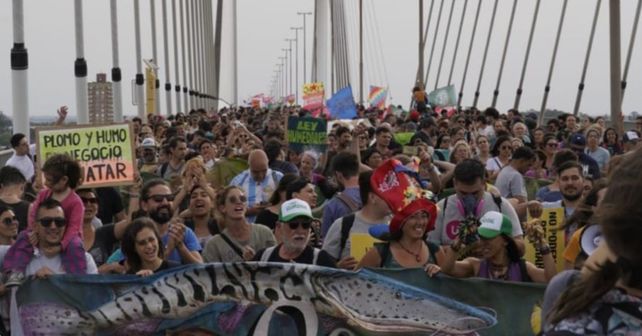 Una multitud participó del corte del puente a Victoria para exigir el fin de los incendios en las islas.
