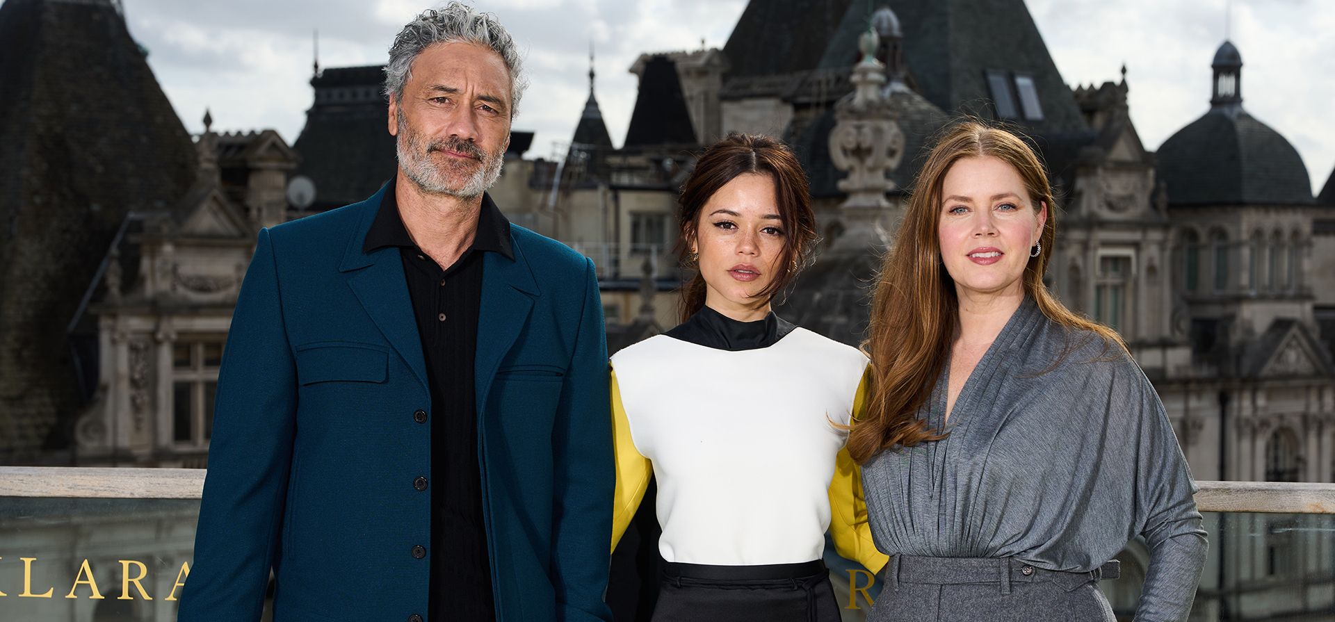 De izquierda a derecha, Taika Waititi, Jenna Ortega y Amy Adams posan para los fotógrafos a su llegada a la sesión de fotos de la película "Klara and the Sun", en el marco del Festival de Cine de Londres, el miércoles 14 de octubre de 2026. (Foto de Scott A Garfitt/Invision/AP) De izquierda a derecha, Taika Waititi, Jenna Ortega y Amy Adams posan para los fotógrafos a su llegada a la sesión de fotos de la película "Klara and the Sun", en el marco del Festival de Cine de Londres, el miércoles 14 de octubre de 2026. (Foto de Scott A Garfitt/Invision/AP)