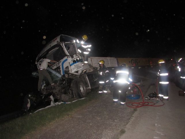 Rescatan con vida a un camionero entre hierros retorcidos después de un violento choque