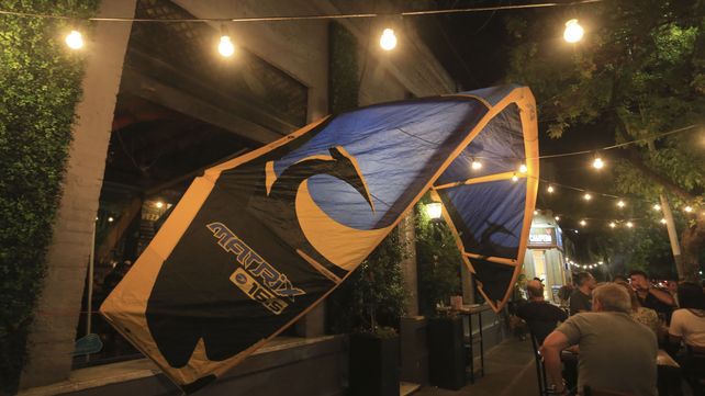 La cometa del kite en la puerta del pub.&nbsp;