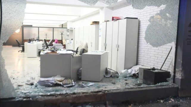 Un auto terminó incrustado en la vidriera del Tribunal de Cuentas municipal