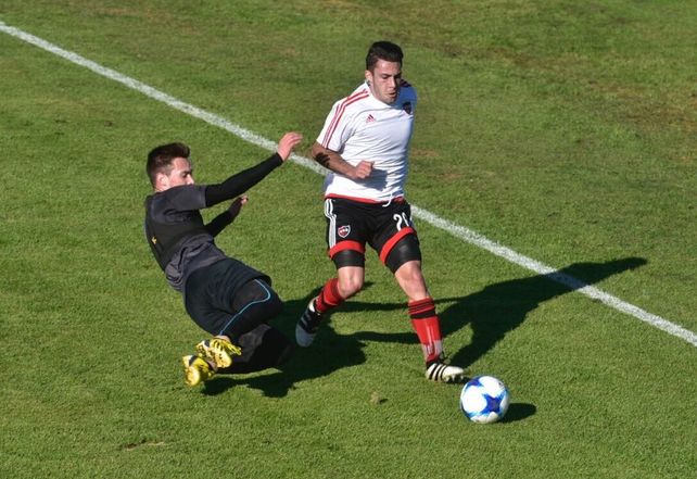 Milton Valenzuela intenta evadir al arquero del equipo cordobés.&nbsp;