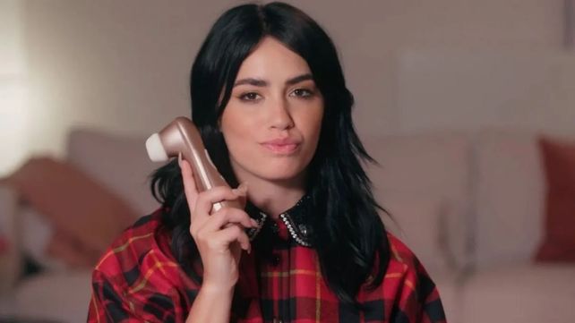 Lali Espósito con el succionador de clítoris (satisfyer) que siempre lleva en su cartera.