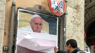 Roma amaneció empapelada con afiches contra el Papa Francisco