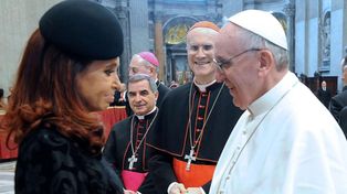 Muy emocionada, Cristina fue la primera en saludar al Papa Francisco