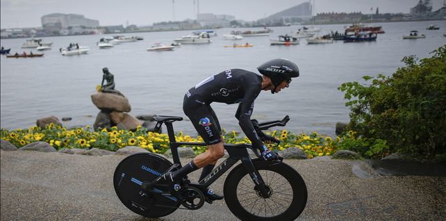 El francés Romain Bardet pasa la estatua de la Sirenita de Edvard Eriksen durante la primera etapa de la carrera ciclista Tour de Francia